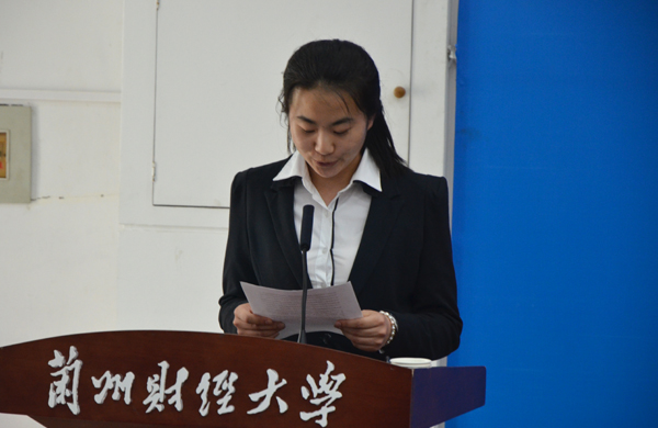 学生干部代表王亚蓉发言