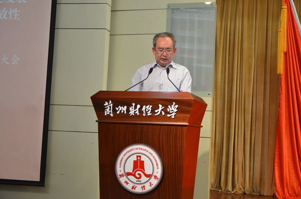 校长傅德印作工作报告