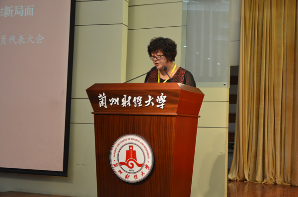 校工会副主席赵俊作工会工作报告
