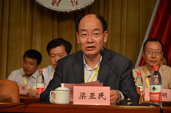 校党委书记梁亚民主持大会并讲话