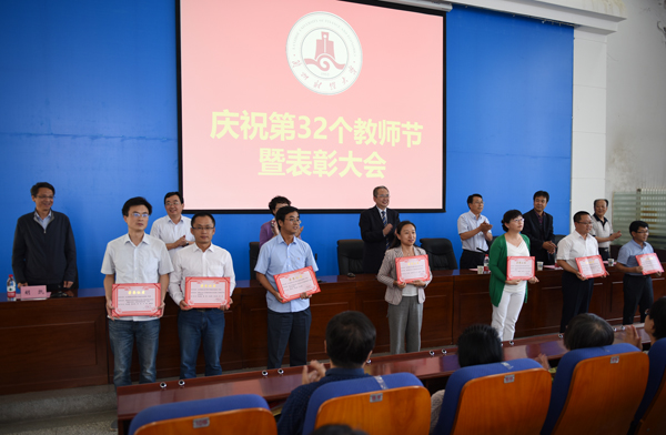 校领导为获奖代表颁发荣誉证书