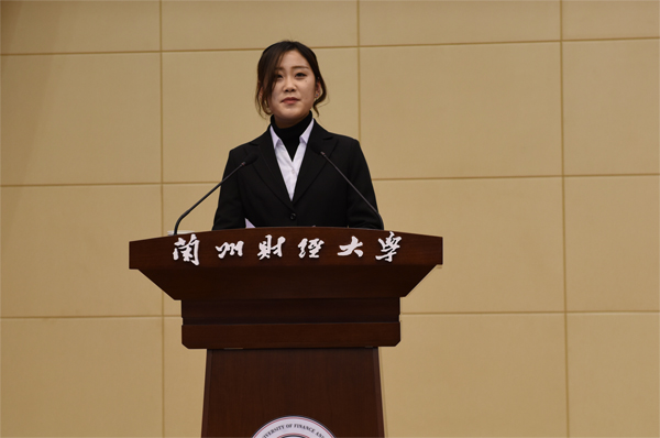 商务传媒学院14级汉语言文学专业王嘉晨分别作为获奖教师和学生代表作了发言。
