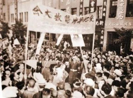△兰州百姓庆祝兰州解放 △兰州百姓庆祝兰州解放