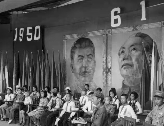 △1950年6月1日,北京中山公园音乐堂,社会各界人士庆祝新中国成立后的第一个儿童节。 △1950年6月1日,北京中山公园音乐堂,社会各界人士庆祝新中国成立后的第一个儿童节。