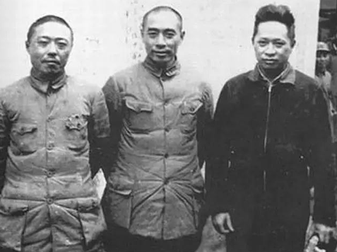 △周恩来和新四军军长叶挺、副军长项英留影 △周恩来和新四军军长叶挺、副军长项英留影