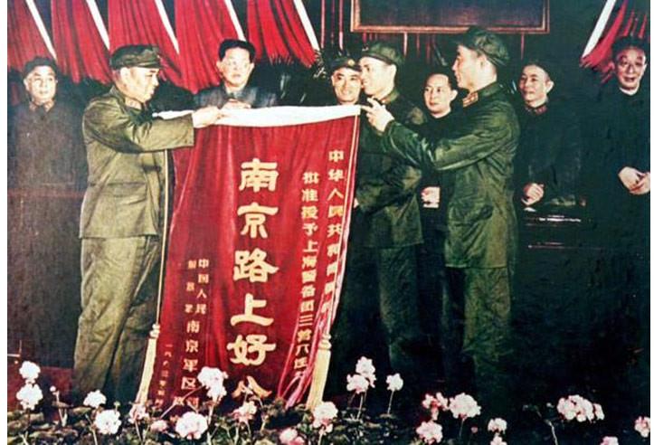 △1963年4月25日,许世友(前排左一)代表国防部和南京军区向“好八连”授旗,八连指导员王经文(前排右二)和连长王振华代表连队从许世友上将手中接锦旗。 △1963年4月25日,许世友(前排左一)代表国防部和南京军区向“好八连”授旗,八连指导员王经文(前排右二)和连长王振华代表连队从许世友上将手中接锦旗。