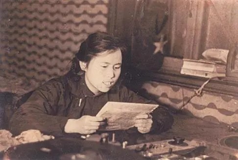 △1949年时任青岛人民广播电台播音员的杨洁,后来成为中央电视台第一代电视导演,曾执导电视剧《西游记》。 △1949年时任青岛人民广播电台播音员的杨洁,后来成为中央电视台第一代电视导演,曾执导电视剧《西游记》。