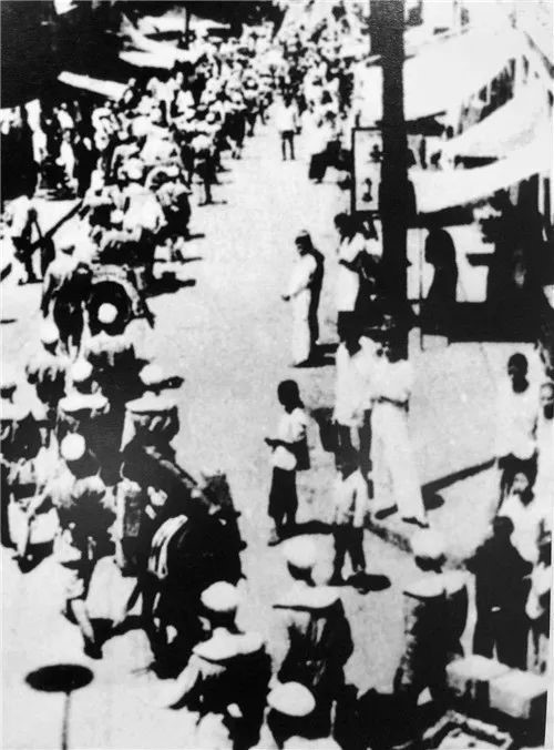△人民解放军进入青岛市区,1949年6月2日12时许,青岛解放。 △人民解放军进入青岛市区,1949年6月2日12时许,青岛解放。