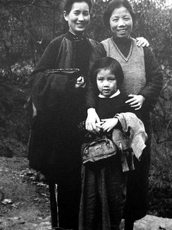 △邓颖超与叶挺夫人李秀文及女儿叶扬眉 △邓颖超与叶挺夫人李秀文及女儿叶扬眉