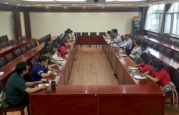 学校召开教师座谈会